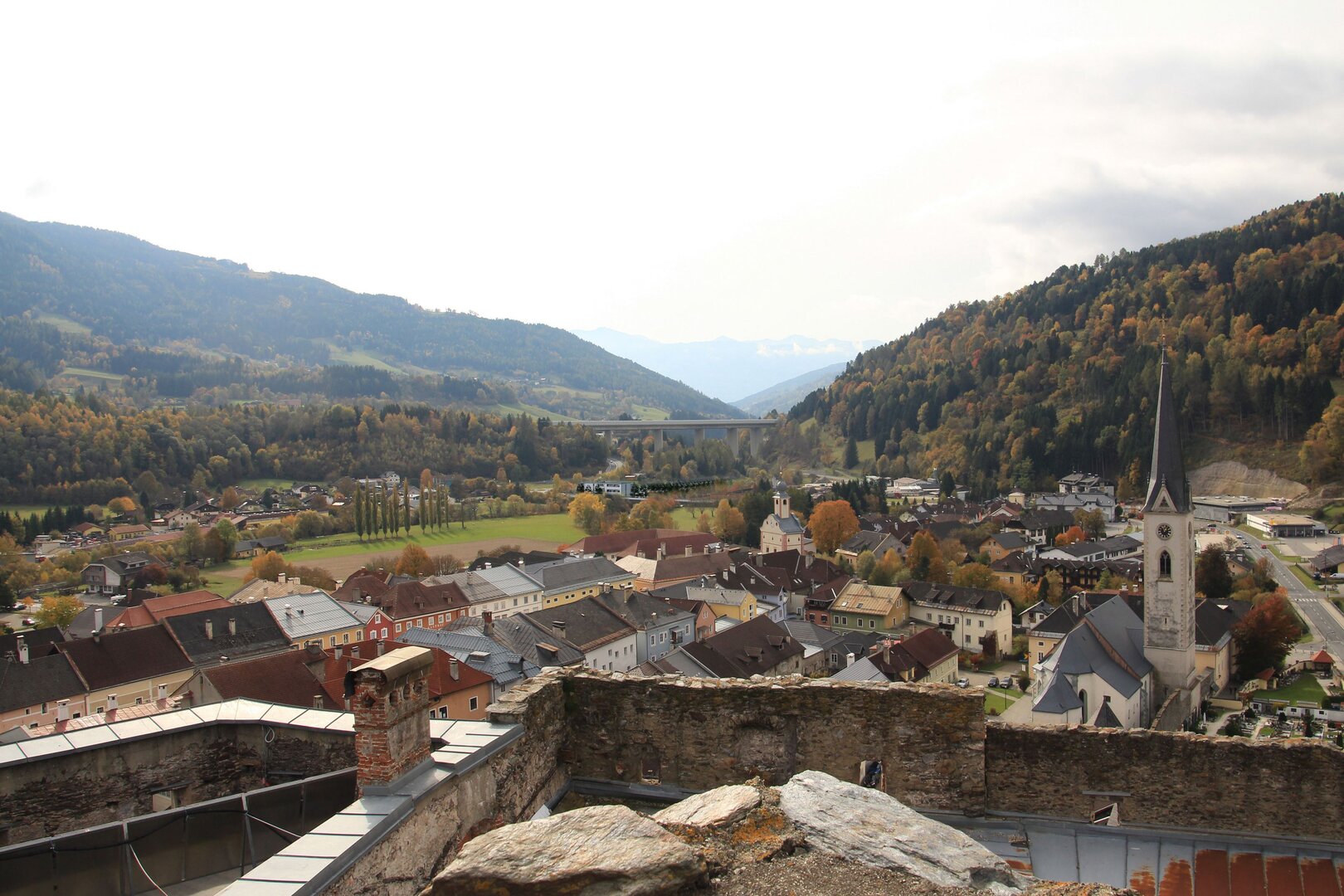 H2 Forschungszentrum nach Abschluss der Baumaßnahmen © DI Helmut Wackenreuther – GEOS Consulting ZT GmbH Das H2 Forschungszentrum nach Abschluss der Baumaßnahmen. Sicht von der Alten Burg Gmünd. Ein großes modernes Gebäude.