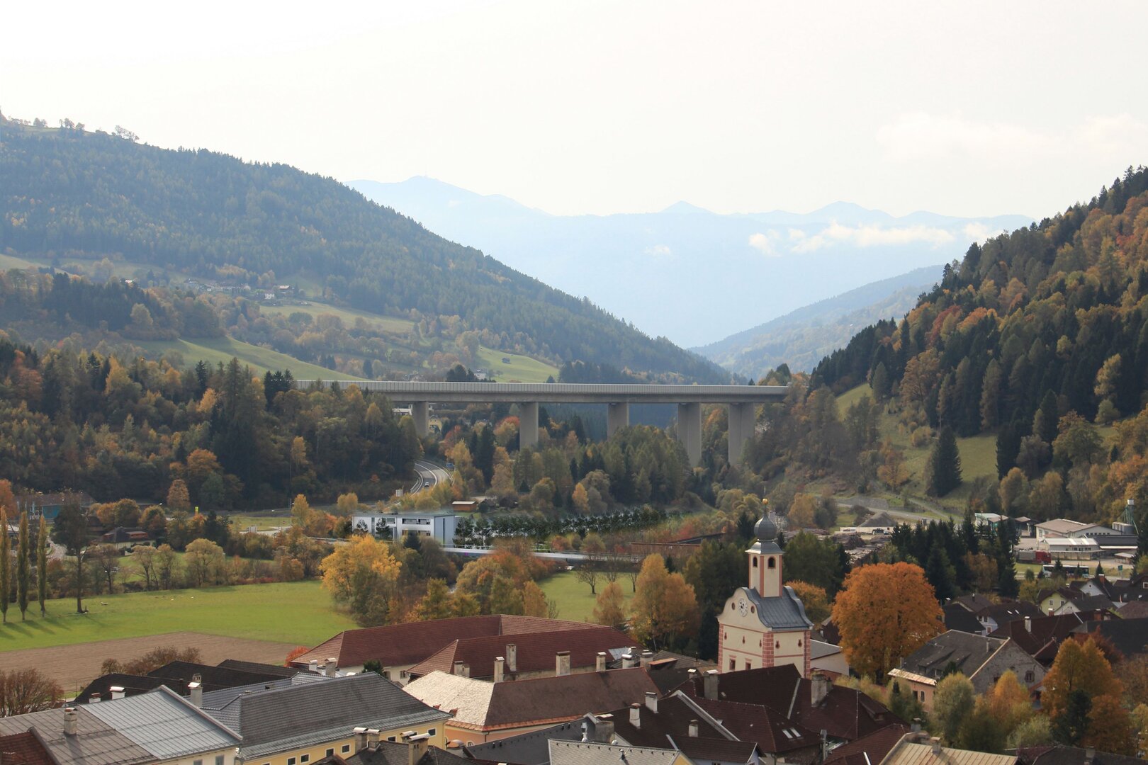 H2 Forschungszentrum nach Abschluss der Baumaßnahmen © DI Helmut Wackenreuther – GEOS Consulting ZT GmbH Das H2 Forschungszentrum nach Abschluss der Baumaßnahmen. Sicht von der Alten Burg Gmünd. Ein großes modernes Gebäude.