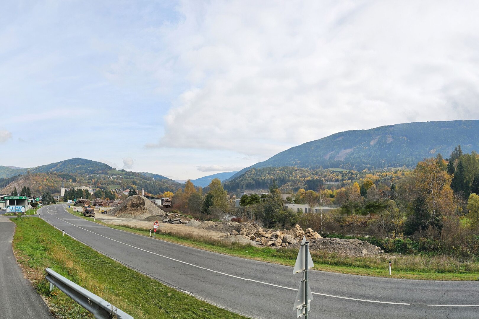 H2 Forschungszentrum nach Abschluss der Baumaßnahmen © DI Helmut Wackenreuther – GEOS Consulting ZT GmbH Das H2 Forschungszentrum nach Abschluss der Baumaßnahmen. Sicht vom Lagerhaus Gmünd. Ein großes modernes Gebäude.