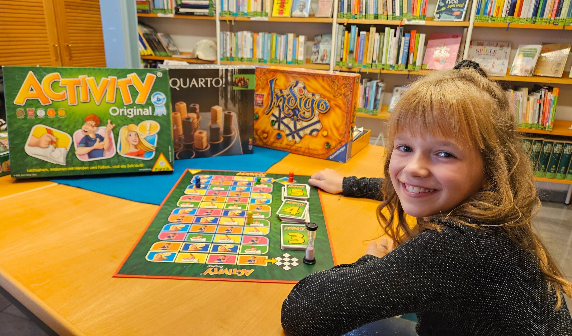 Ein junges Mädchen spielt das Spiel "Activity"