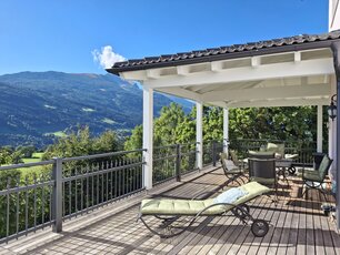 Blick von der Terrasse in die umliegende Bergwelt bei herrlichem Sommerwetter
