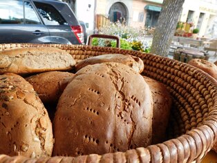 Brot in einem Brotkorb