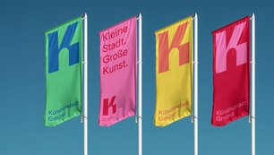 Bunte Fahnen mit dem Logo der Künstlerstadt Gmünd