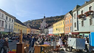 Hauptplatz Gmünd mit vielen Verkaufsständen und Gästen
