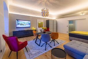 Eine modern eingerichtete Suite im Gasthof Alte Post 