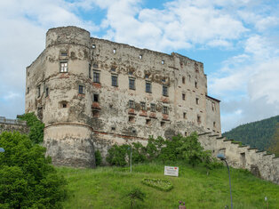 Burgruine mit einem Teil der Stadtmauer
