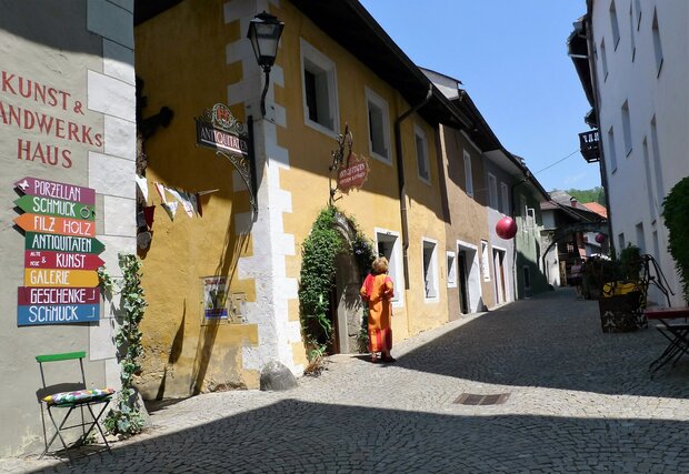 Die Hintere Gasse in der Künstlerstadt Gmünd, farbige mittelalterliche Häuser mit geöffneten Galerien im Erdgeschoss