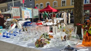 Ein Verkaufsstand mit Gläsern, Karaffen, Vasen