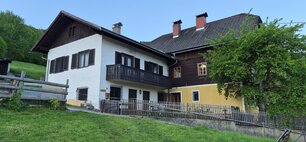 Wohnhaus in weiß und gelb gestrichen