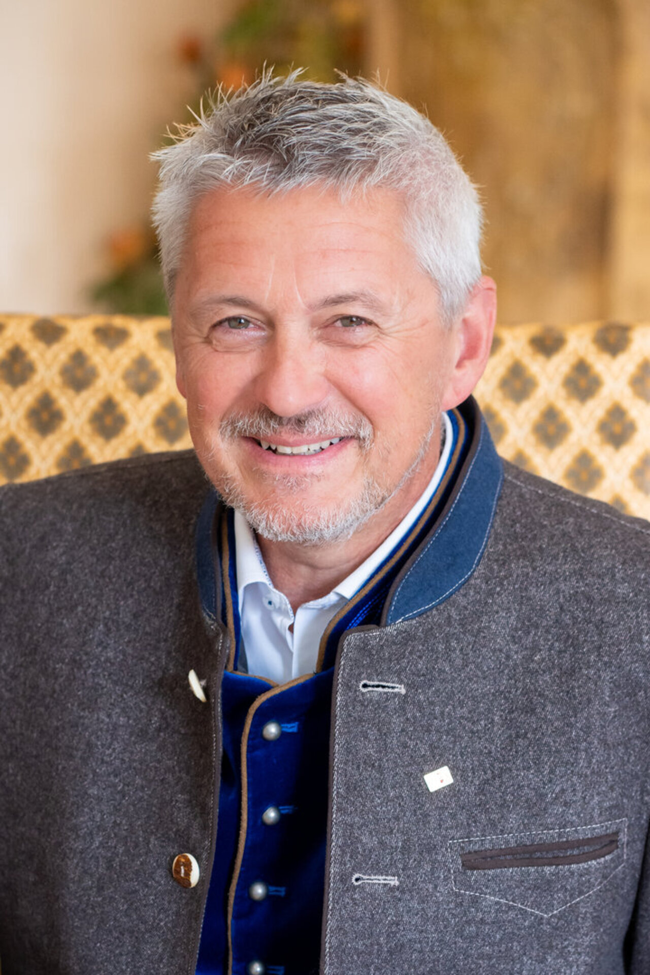 Portrait eines Mannes in Tracht