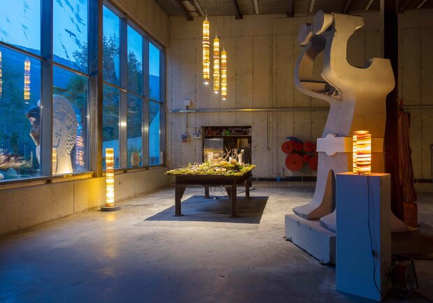 Innenansicht des Ateliers Thomas Györi, großer Raum mit großen Fenstern, Skulpturen und einem Tisch in der Mitte