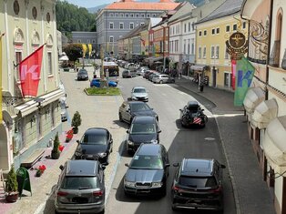 Blick vom Stadtturm auf den Hauptplatz Gmünd. Bei der Durchfahrt durch den Stadtturm Gmünd staut es sich.