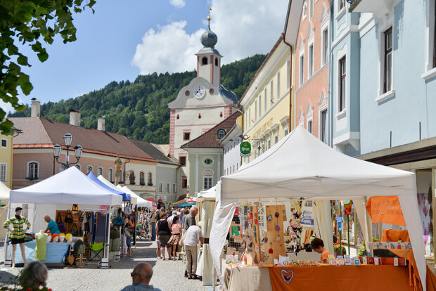 Hauptplatz Gmünd mit vielen Verkaufsständen
