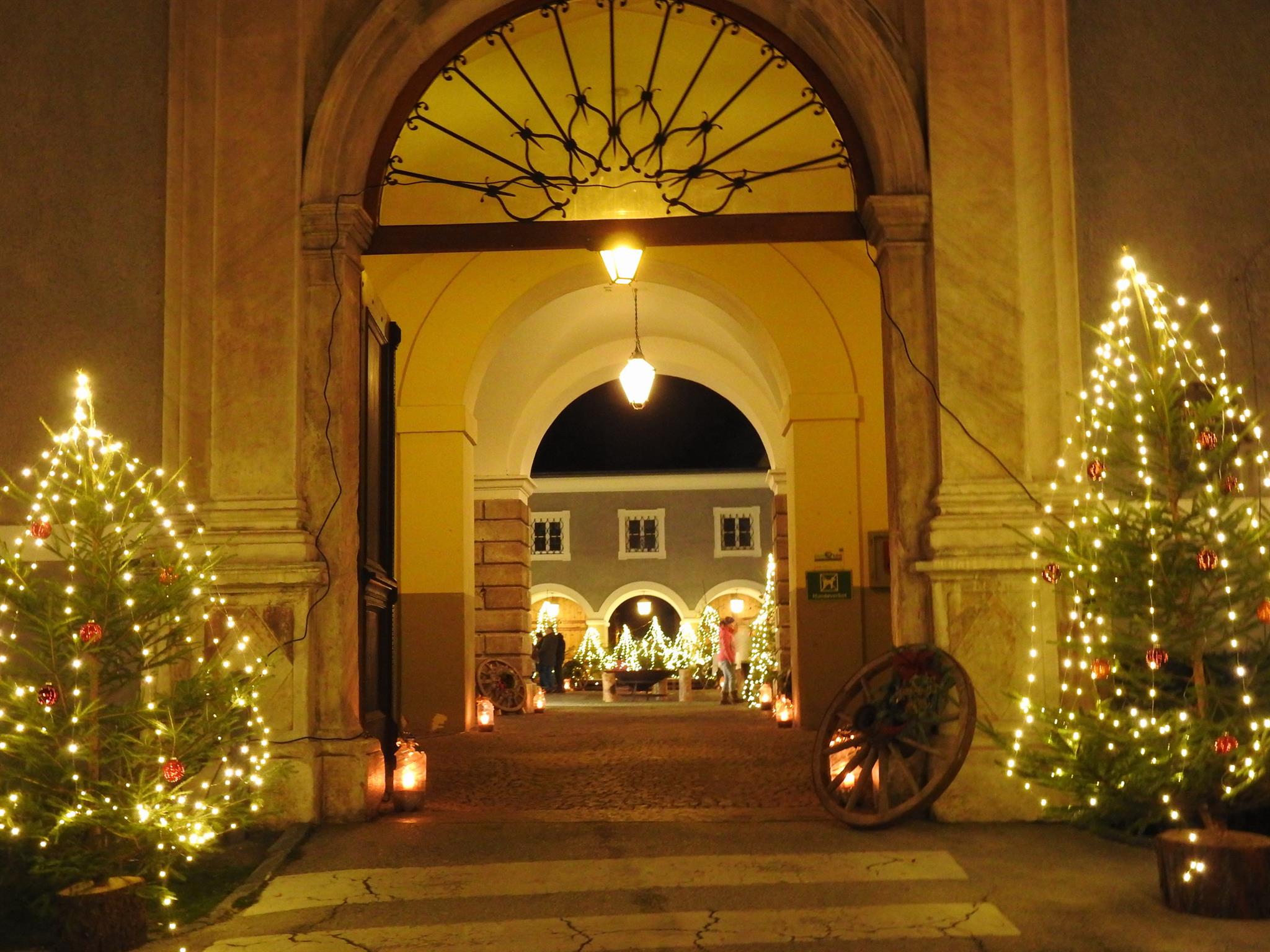 Adventstimmung in der Künstlerstadt mit dem weihnachtlich gestalteten Innenhof Schloss Lodron 