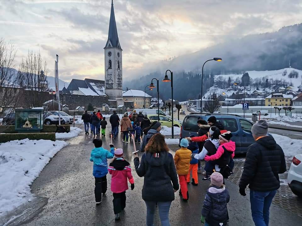 Kinder wandern gemeinsam mit ihren Familien durch die Stadt Gmünd. 